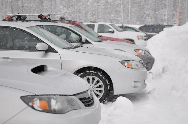 Припаркованные машины мешают уборке снега, заявили в Смольном