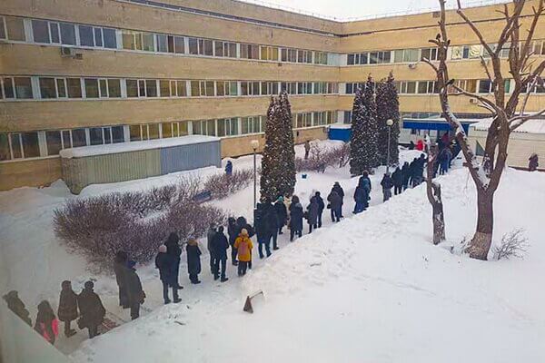 Петербуржцы в понедельник вынуждены снова стоять в очередях в поликлиники