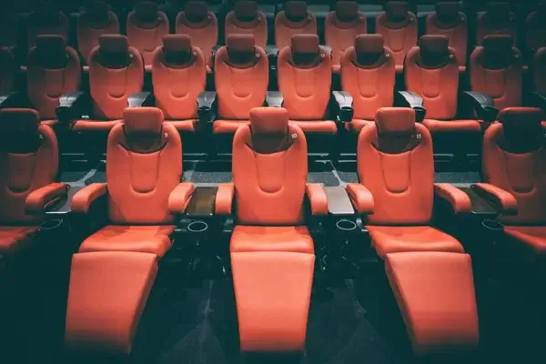 Один из петербургских кинотеатров начал показывать голливудские фильмы на большом экране